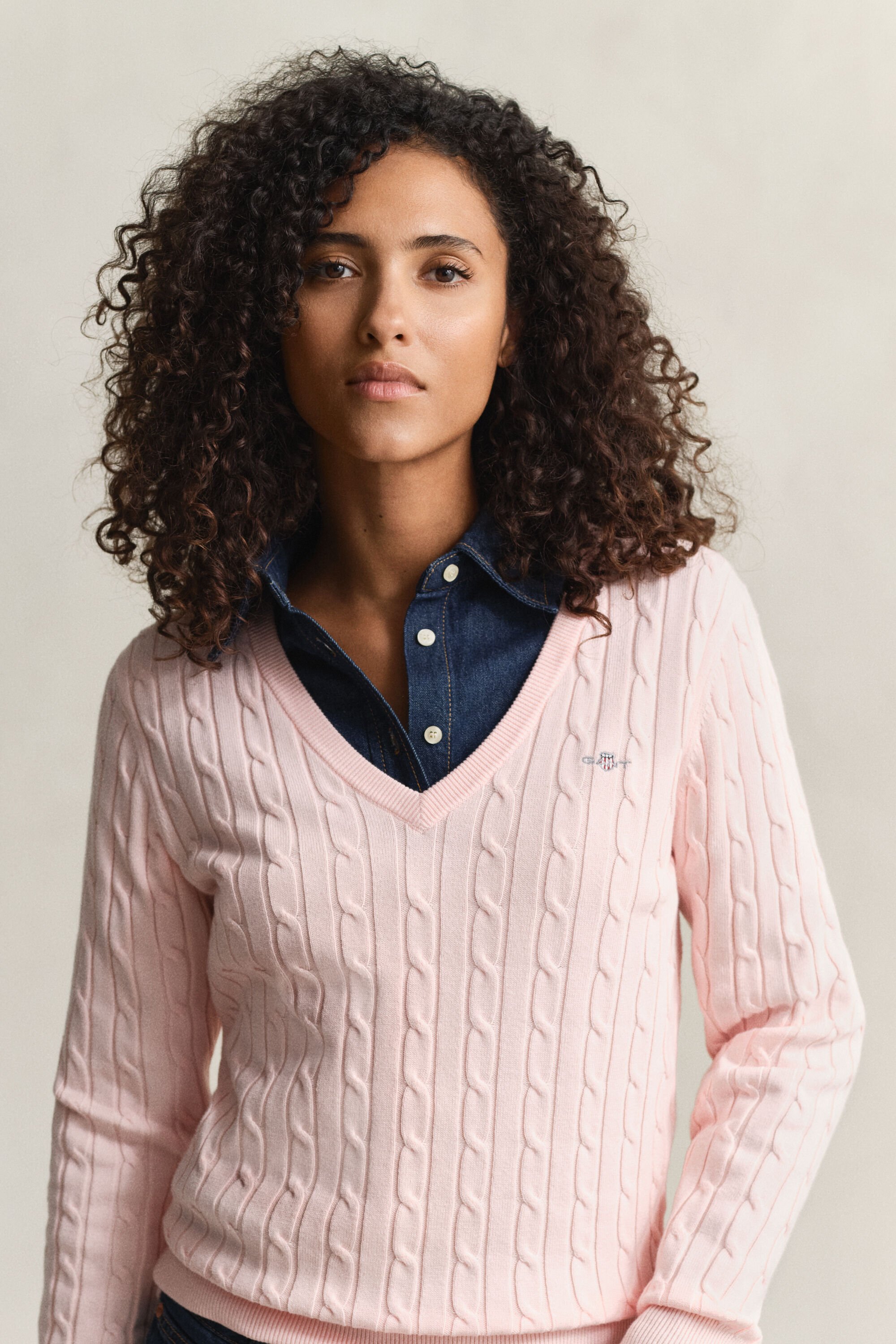 Kabelstrikket sweater med V-hals