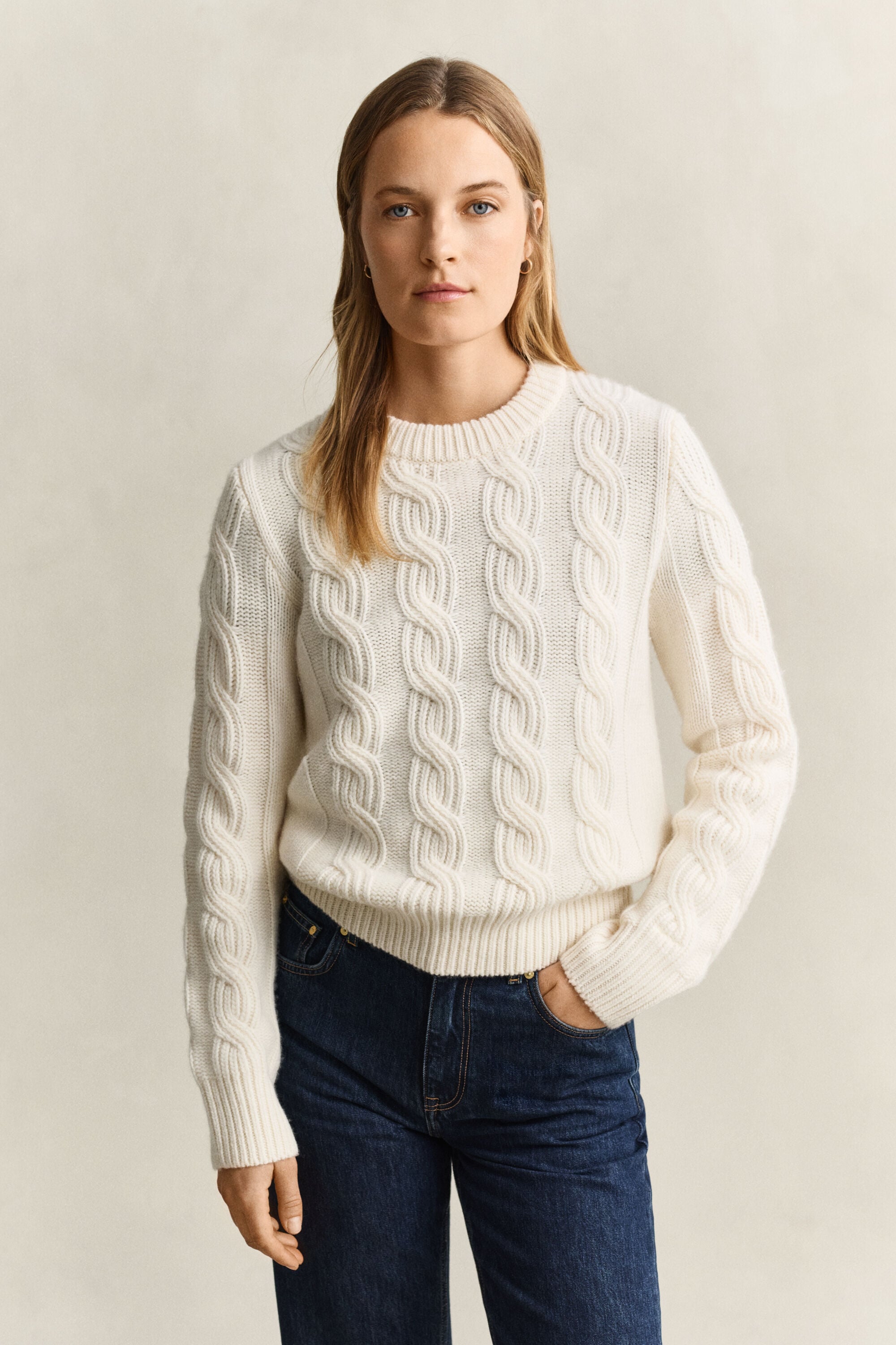 Kabelstrikket sweater i uldblanding
