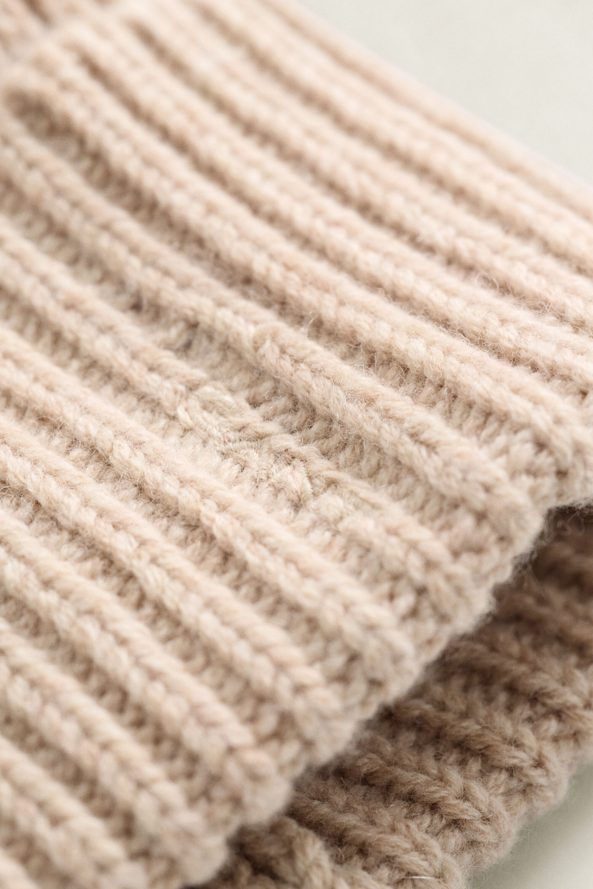 Ribstrikket beanie i uld og kashmir