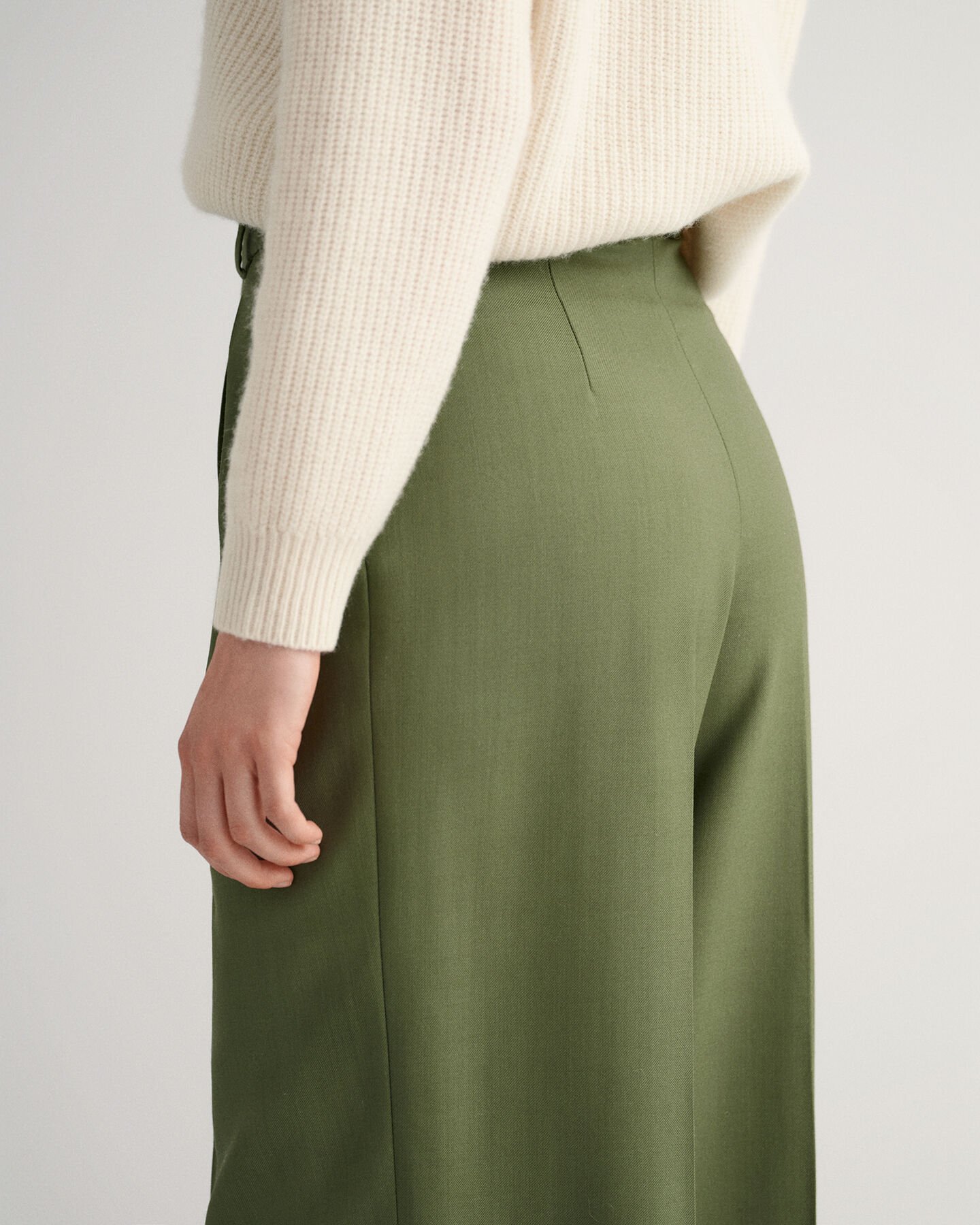 Brede bukser med læg og høj talje