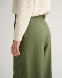 Brede bukser med læg og høj talje