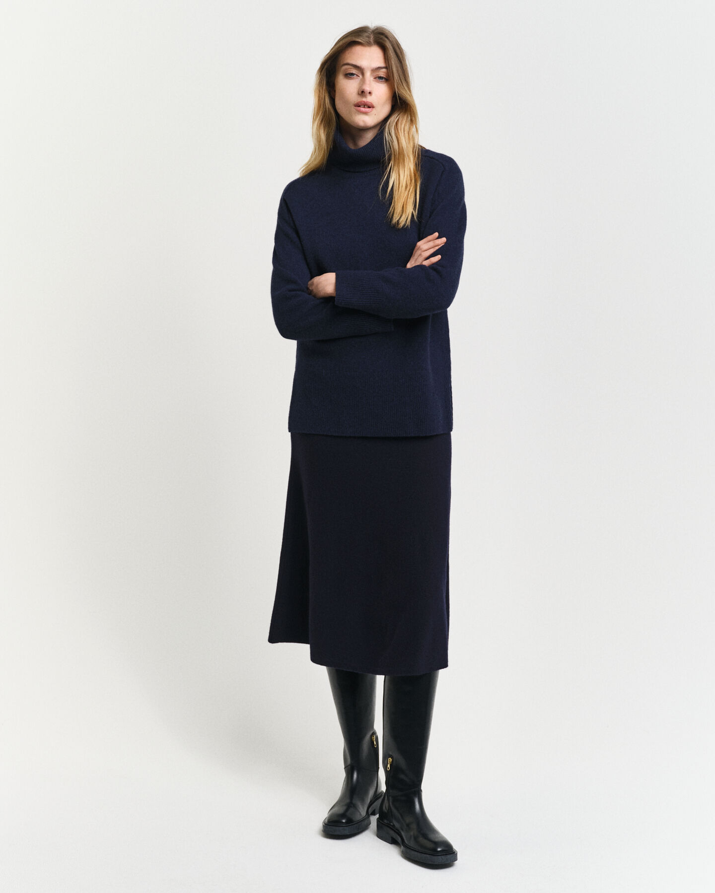 Sweater med rullekrave og sildebensmønstrede detaljer