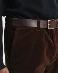 Regular fit chinobukser i jernbanefløjl