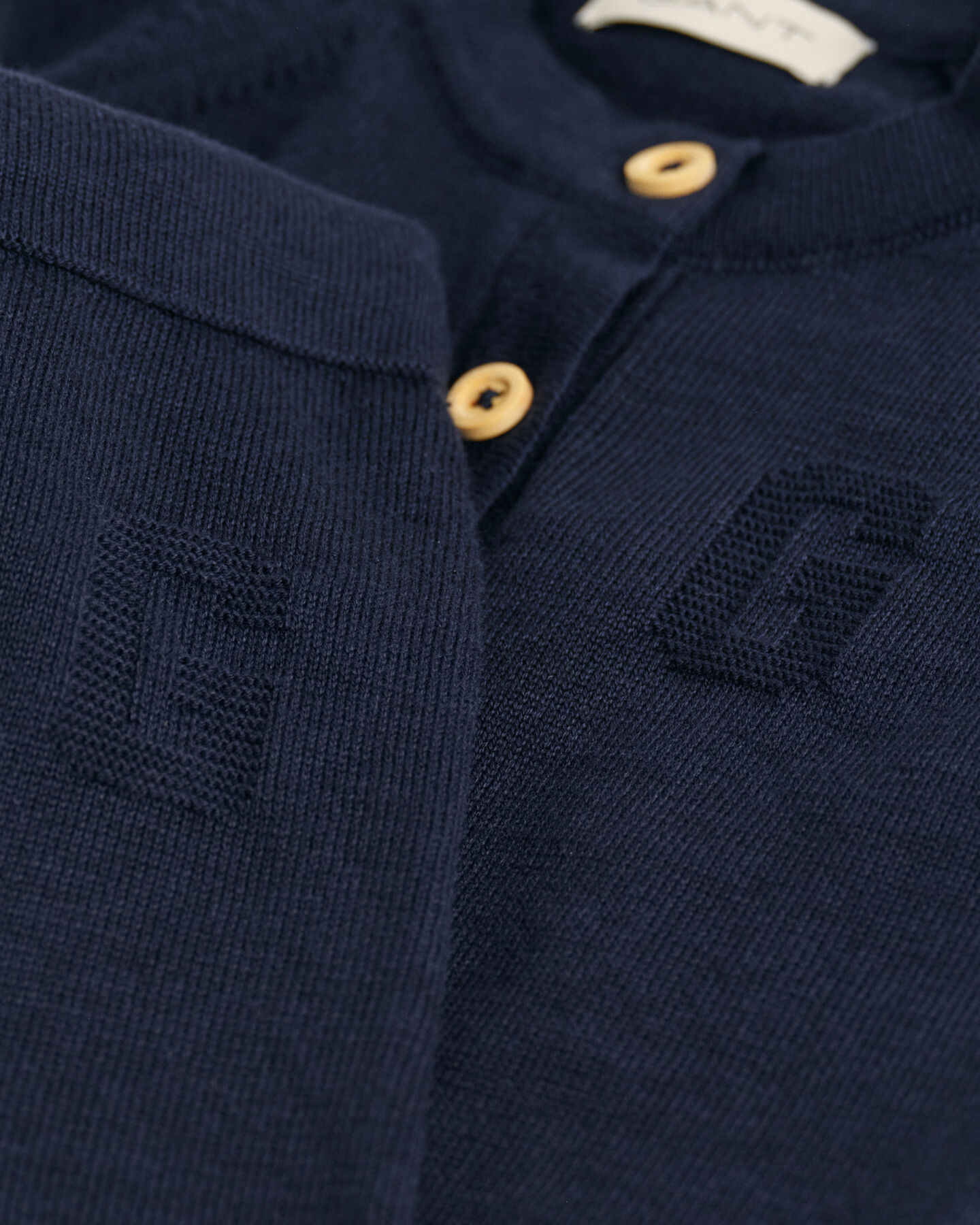 Baby gaves&aelig;t med cardigan og bukser