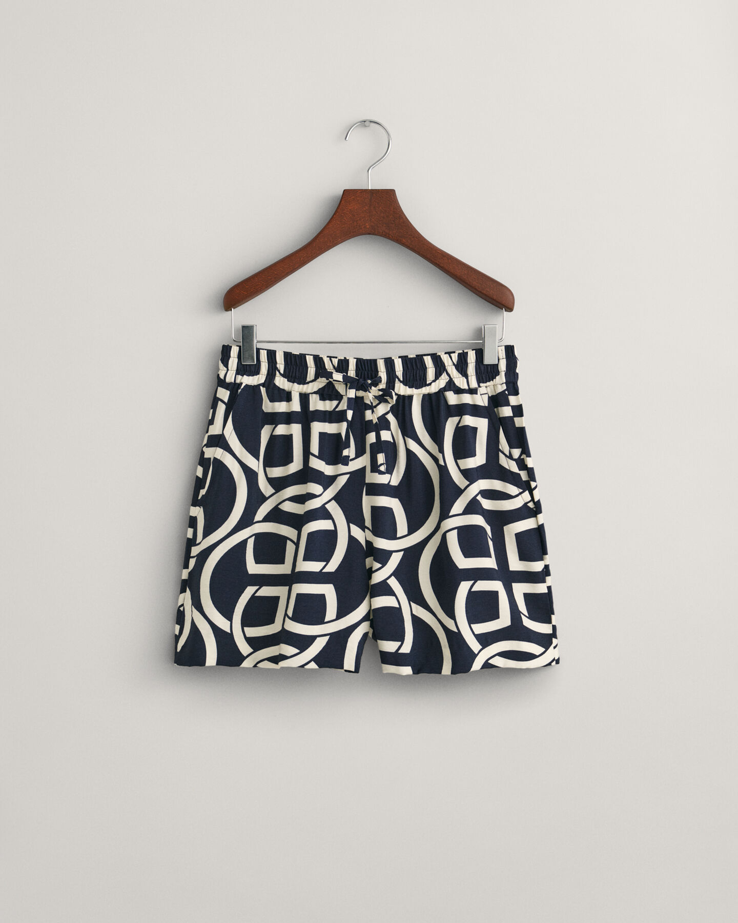 Relaxed fit pull-on shorts med Monogram-tryk