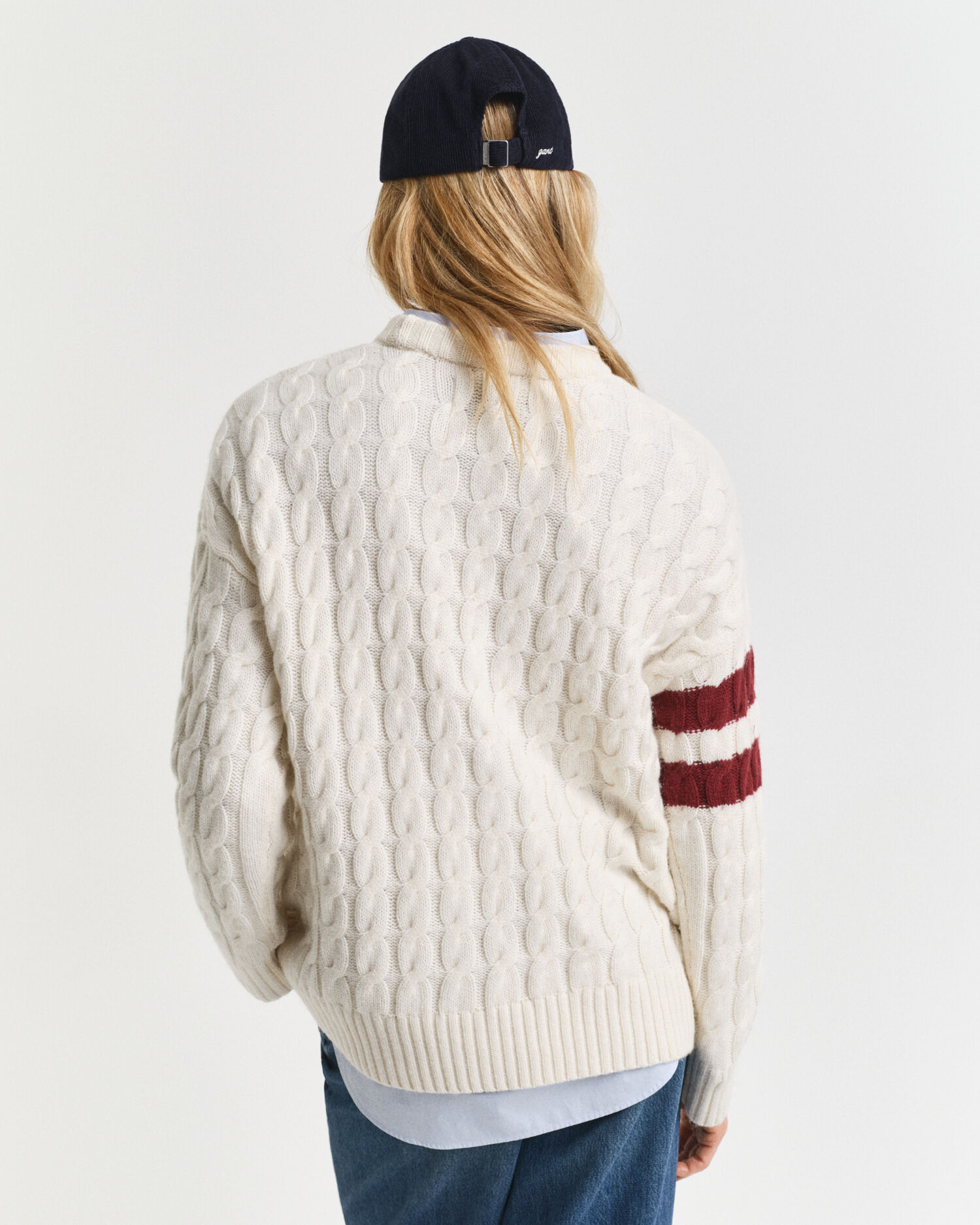 Stribet crewneck sweater med kontrastfarver og kabelstrik