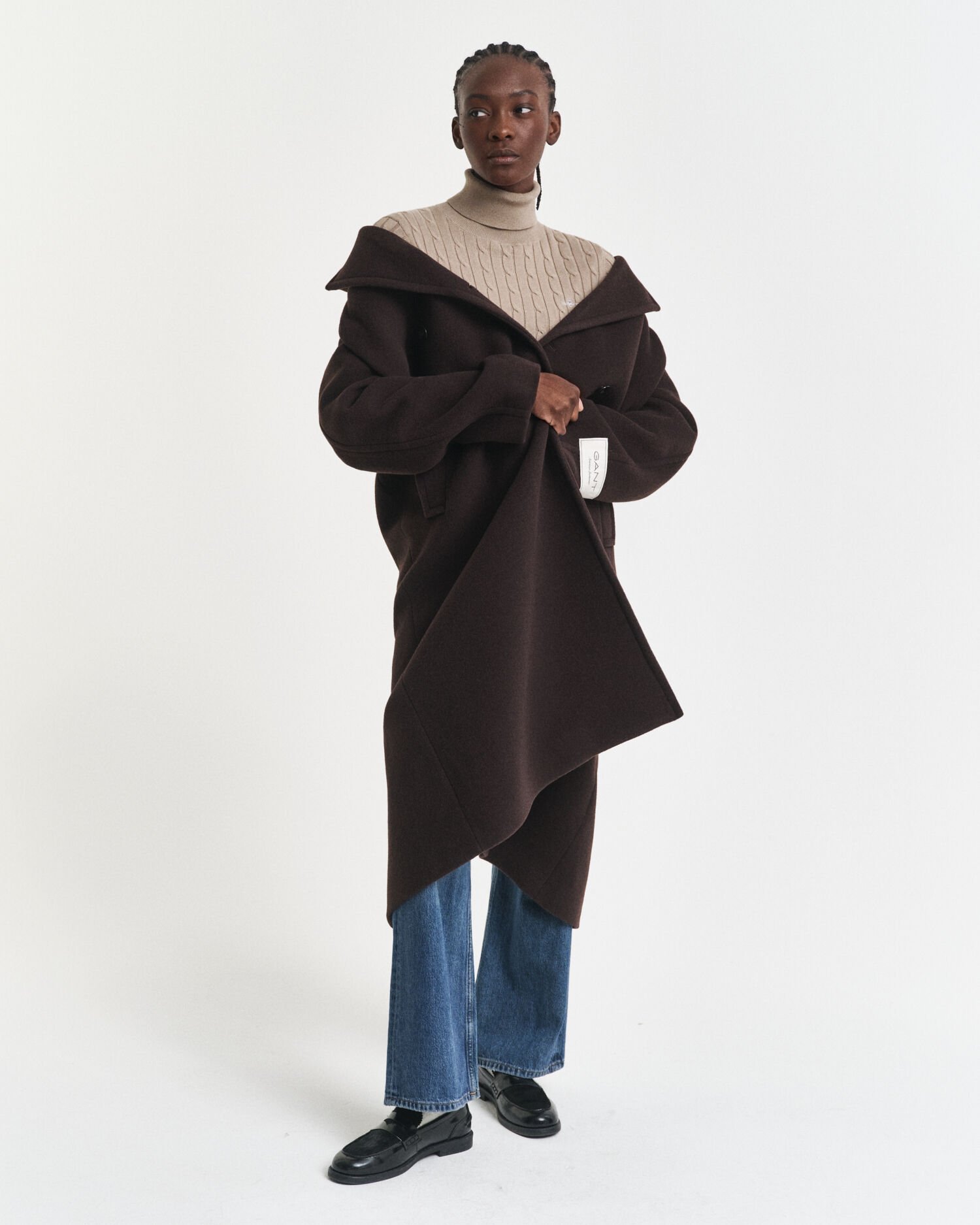 Kabelstrikket sweater af strækbomuld med rullekrave