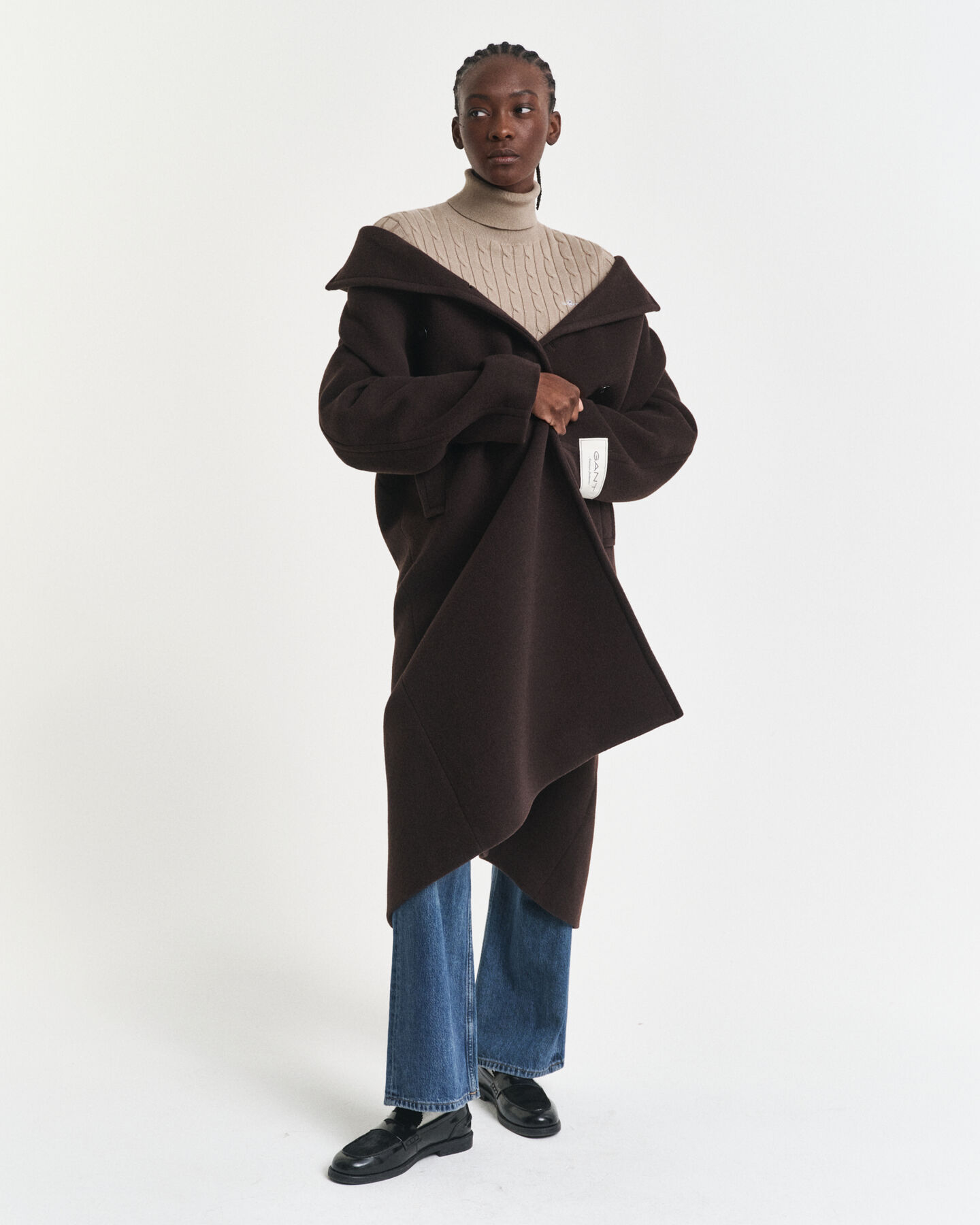 Kabelstrikket sweater af strækbomuld med rullekrave