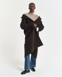 Kabelstrikket sweater af strækbomuld med rullekrave