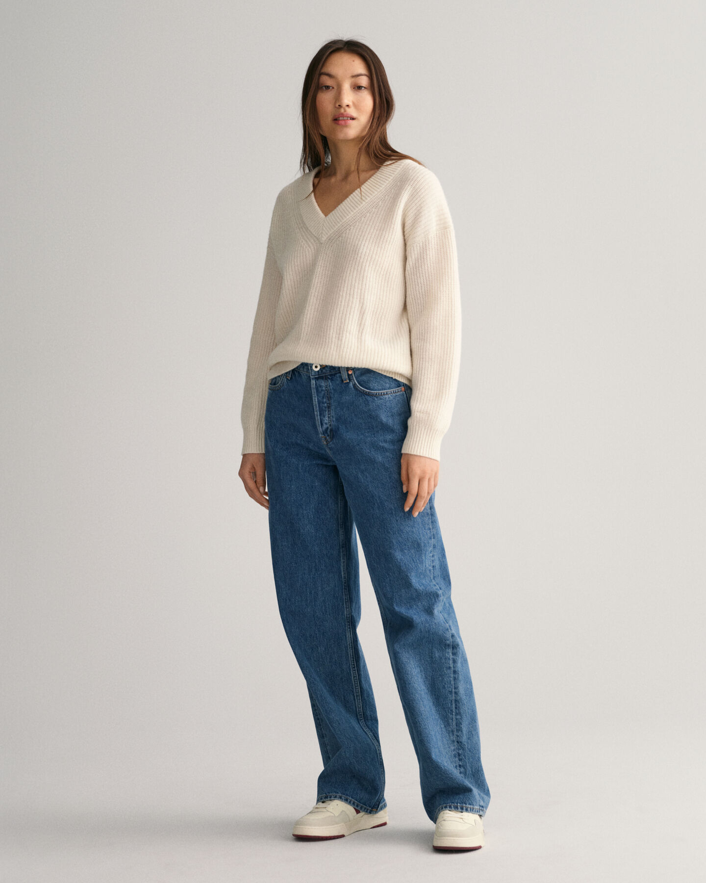 Ribstrikket sweater i uld med V-hals