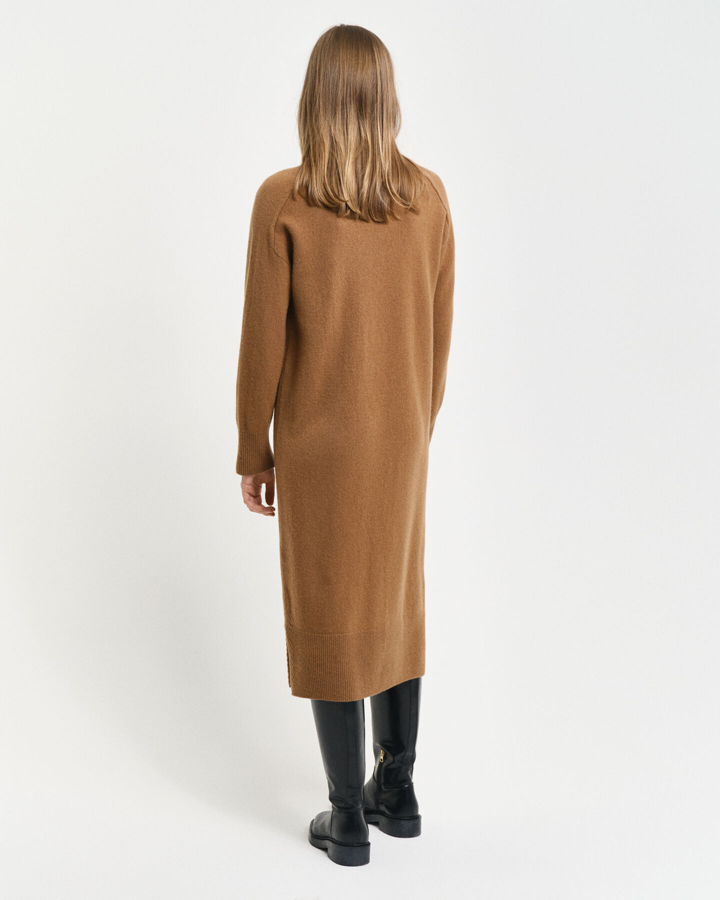 Kjole med rullekrave og sildebensm&oslash;nstrede detaljer