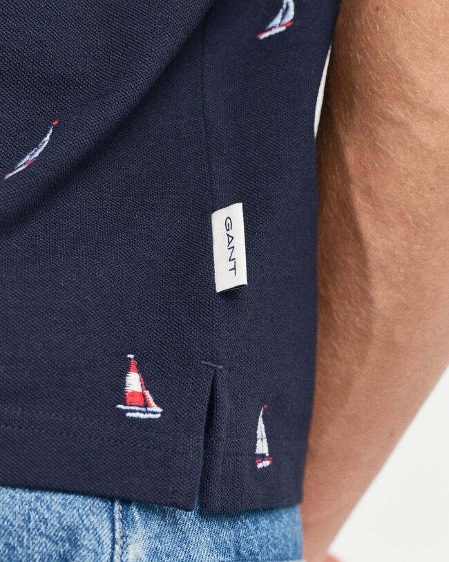 Broderet poloskjorte med båd-grafik