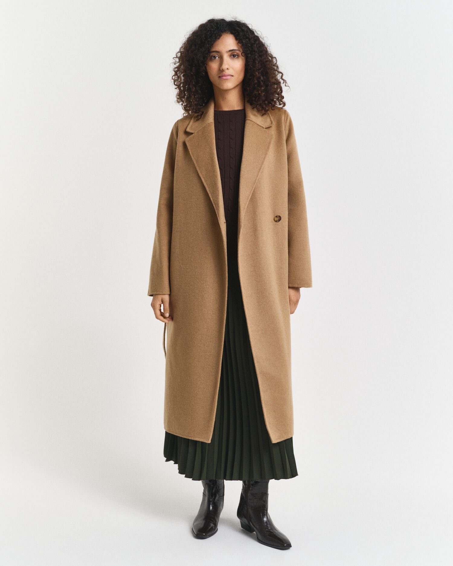 Håndsyet frakke med bælte