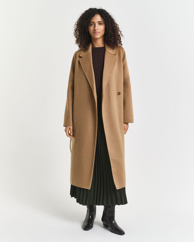 Håndsyet frakke med bælte