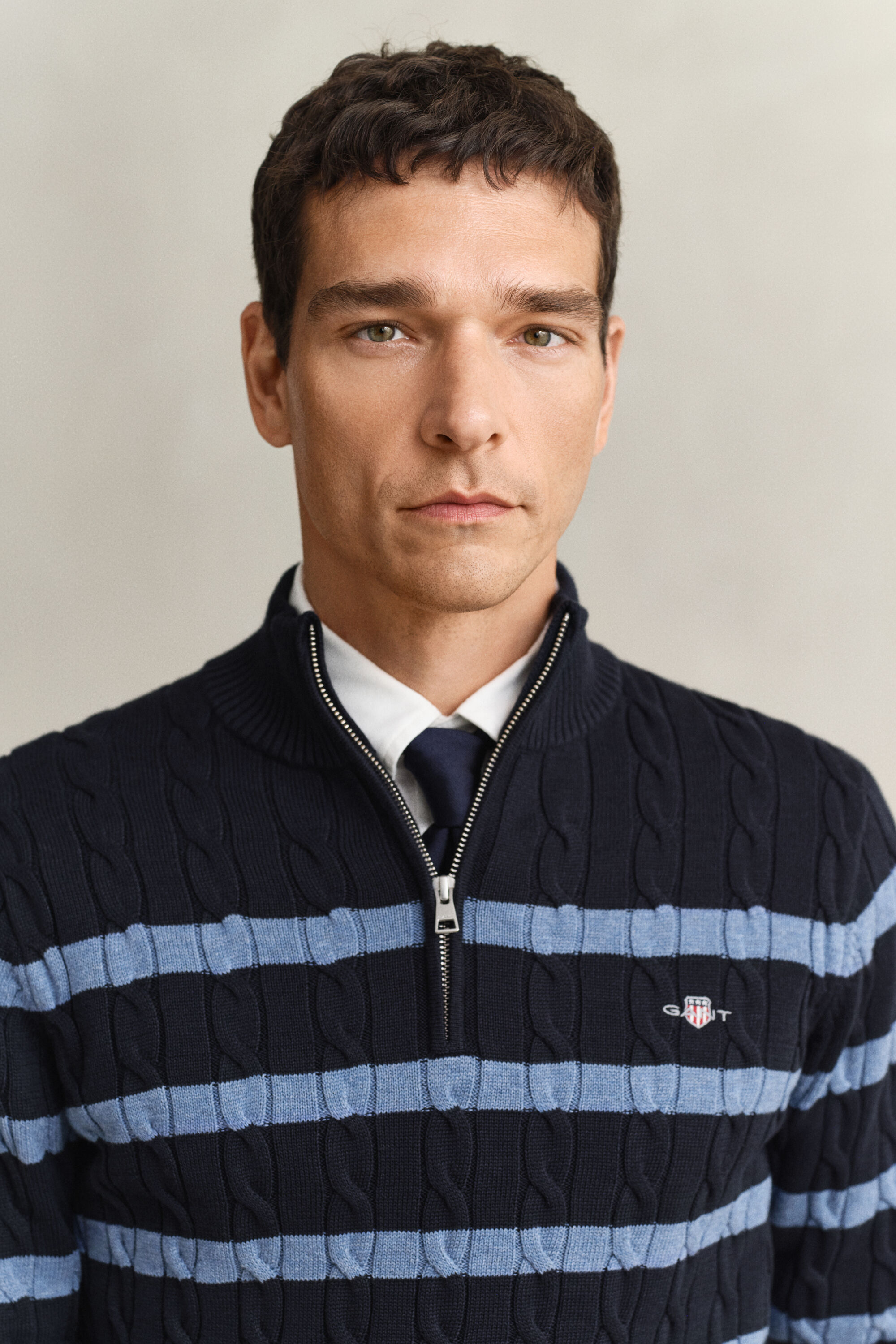 Stribet kabelstrikket sweater af bomuld med halv lynlås