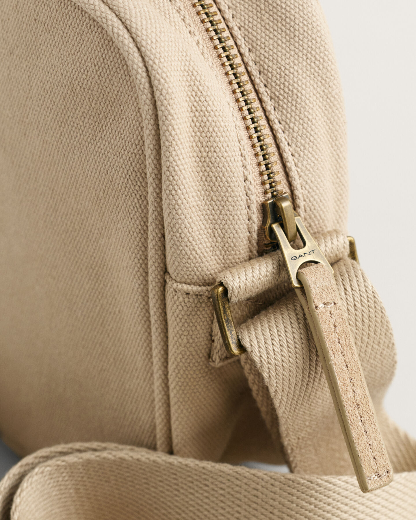 Tonal Shield crossbody-taske