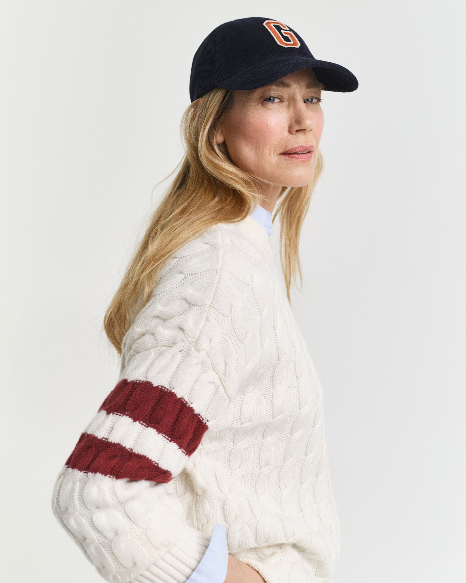 Stribet crewneck sweater med kontrastfarver og kabelstrik