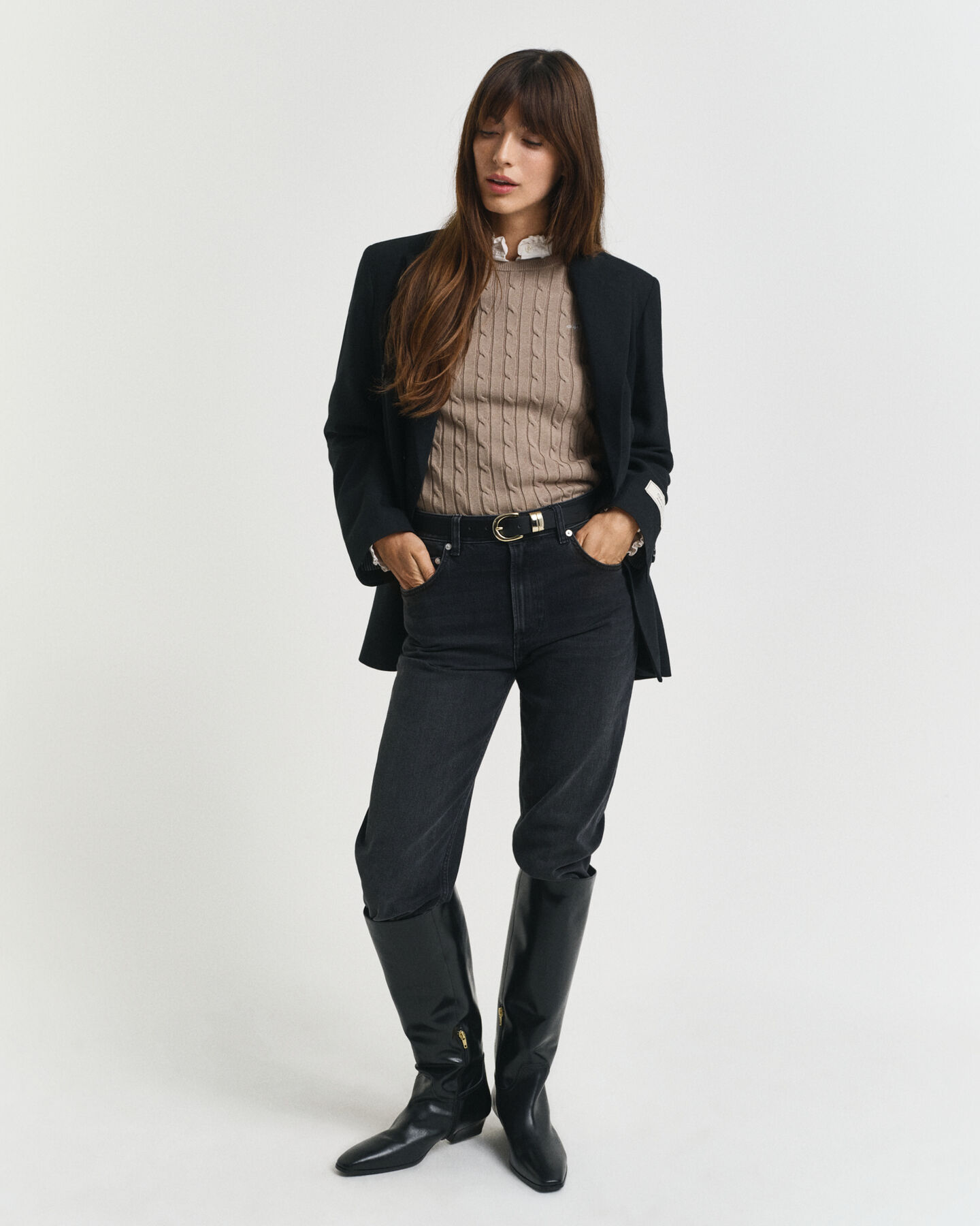 Crewneck sweater af strækbomuld med kabelstrik