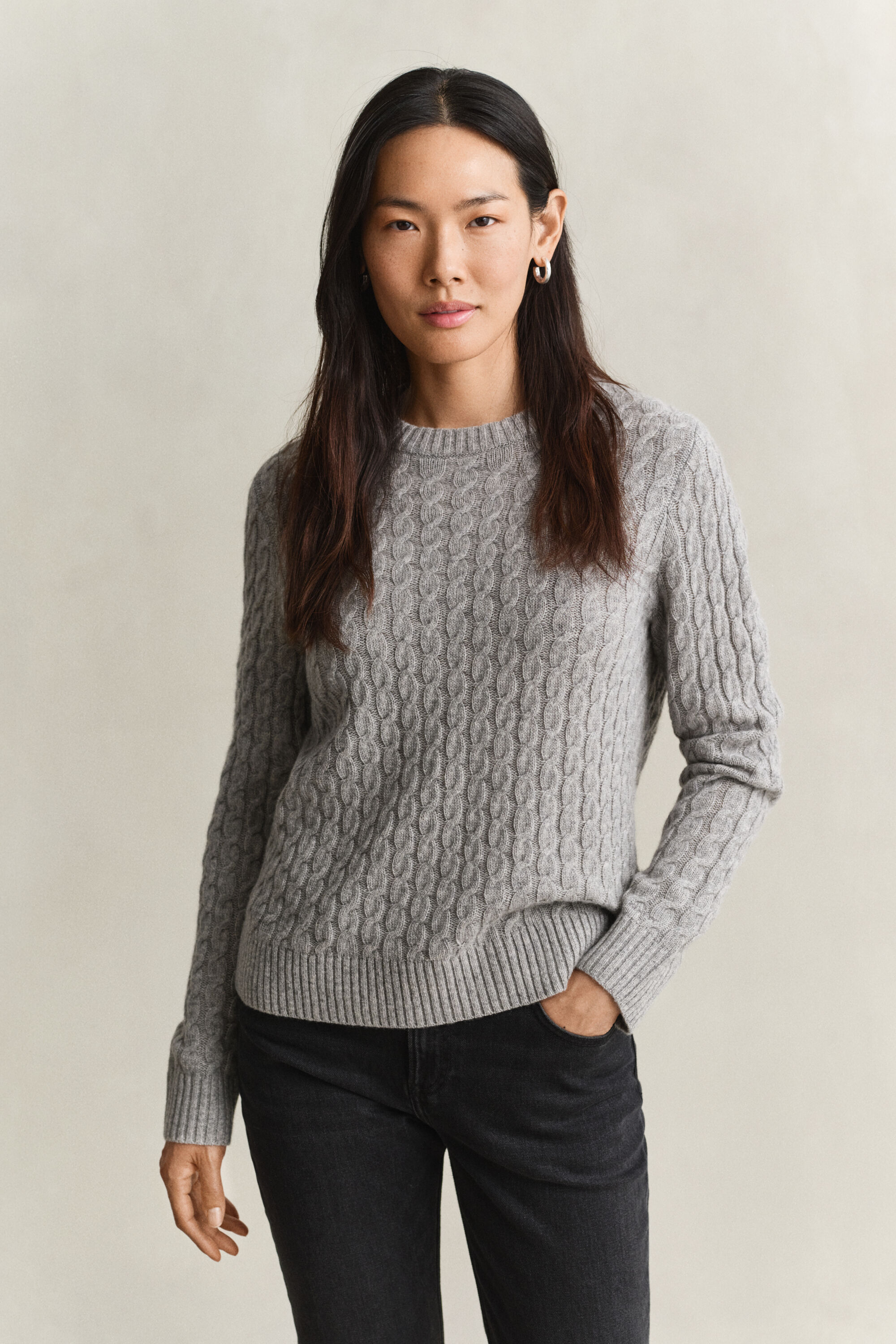 Sweater af kashmir med kabelstrik