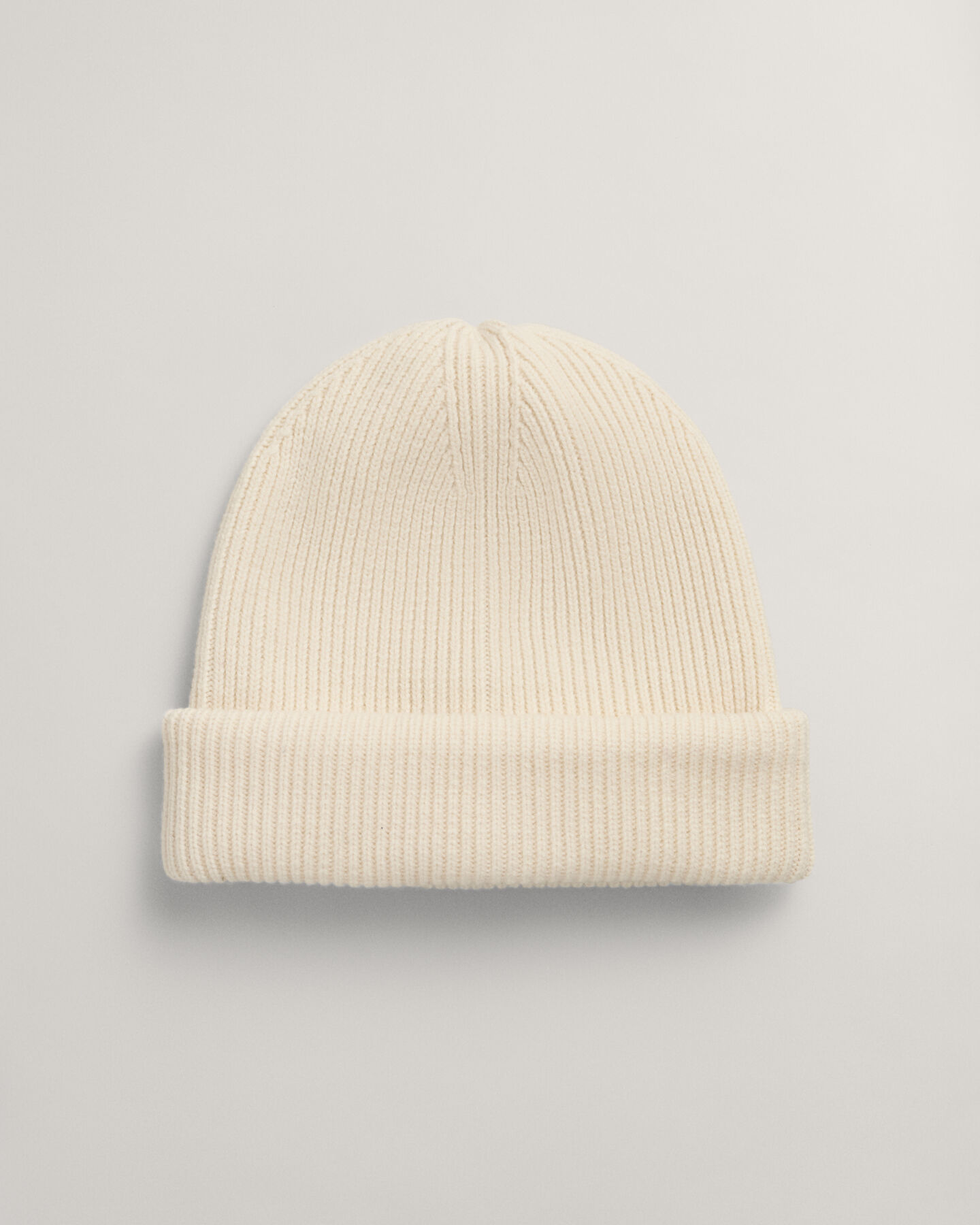 Ribstrikket beanie af uld