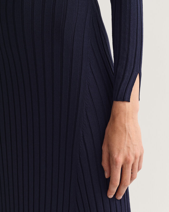 Ribstrikket kjole med crewneck