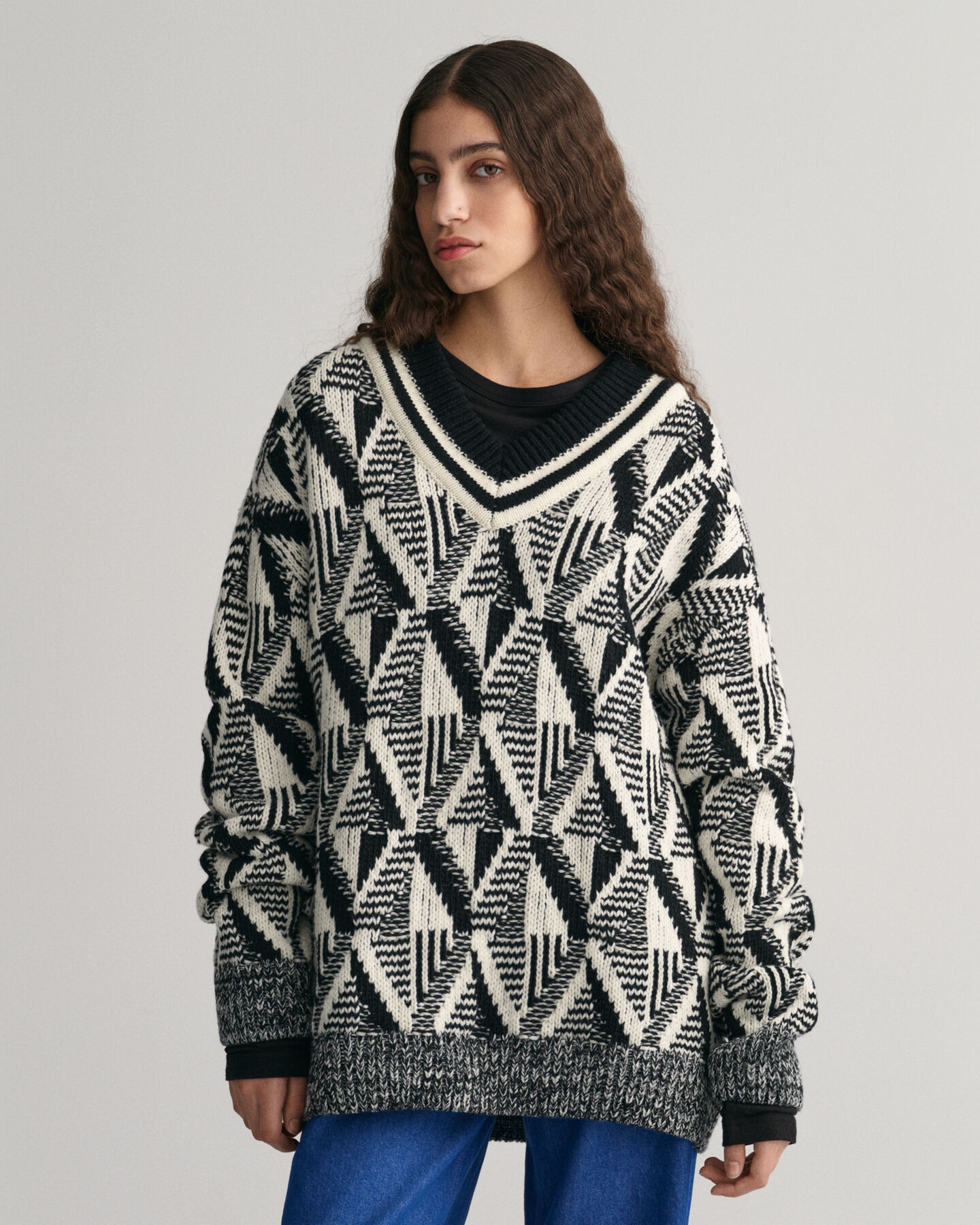 Geometric-m&oslash;nstret sweater med V-hals