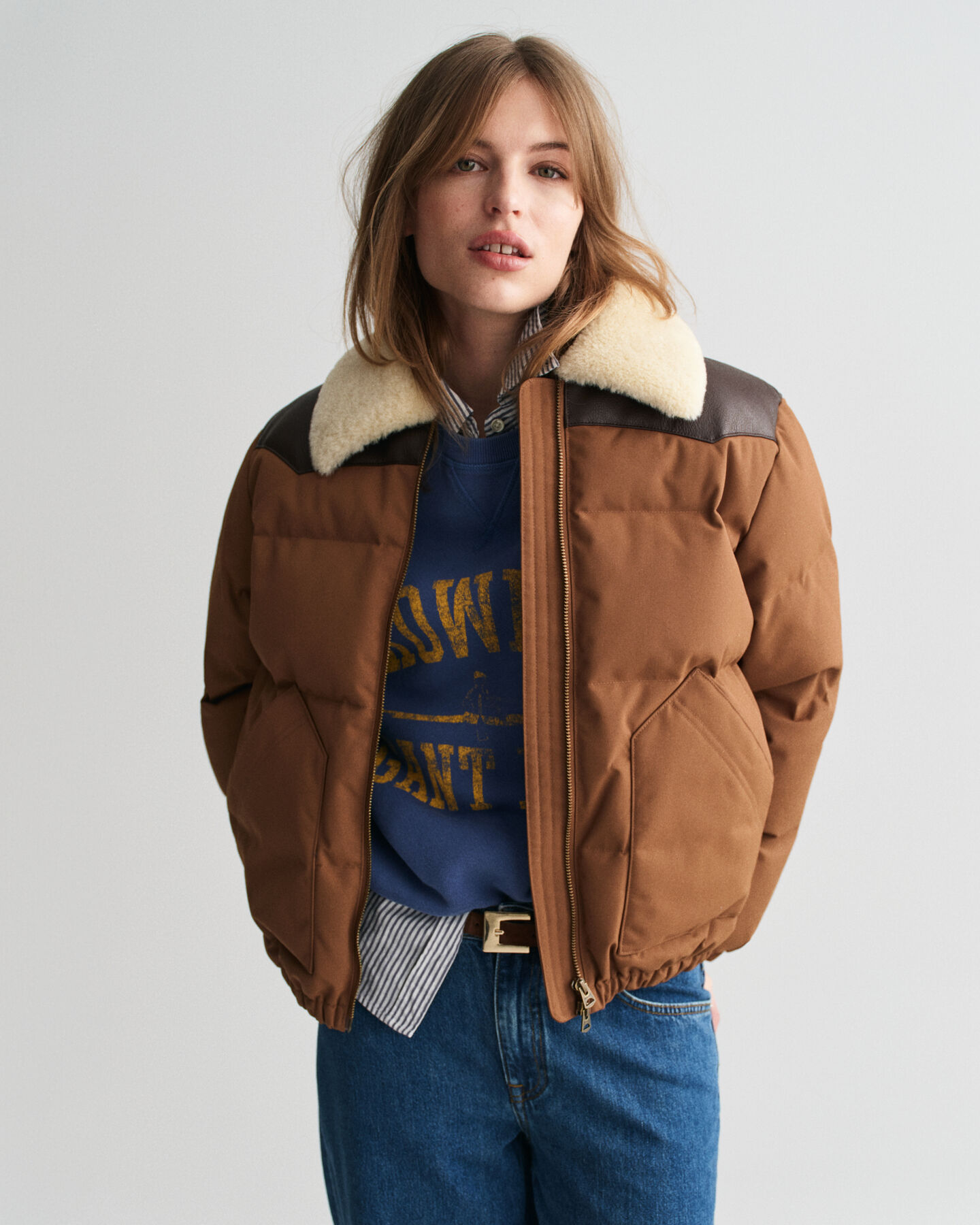 Vatteret jakke med krave i kunstpels