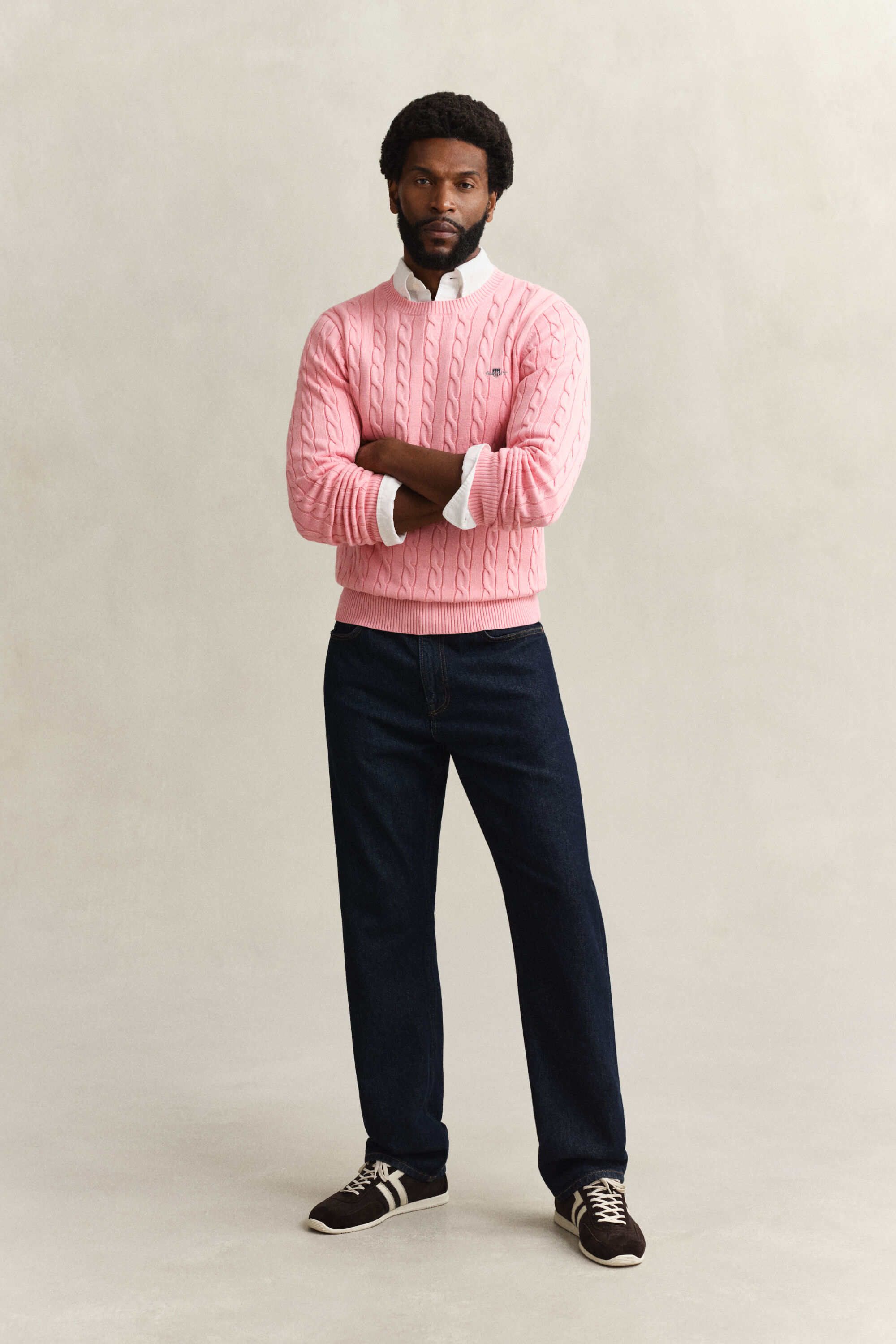 Crewneck sweater af bomuld med kabelstrik