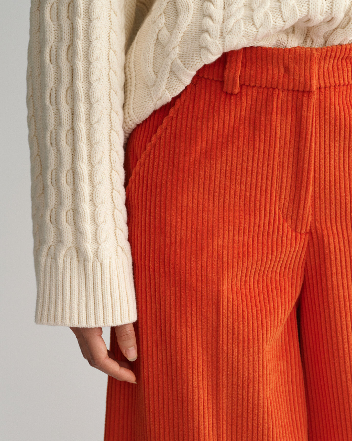 H&oslash;jtaljede bukser i jernbanefl&oslash;jl med brede ben