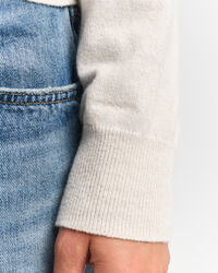 Kontrastfarvet sweater med V-hals