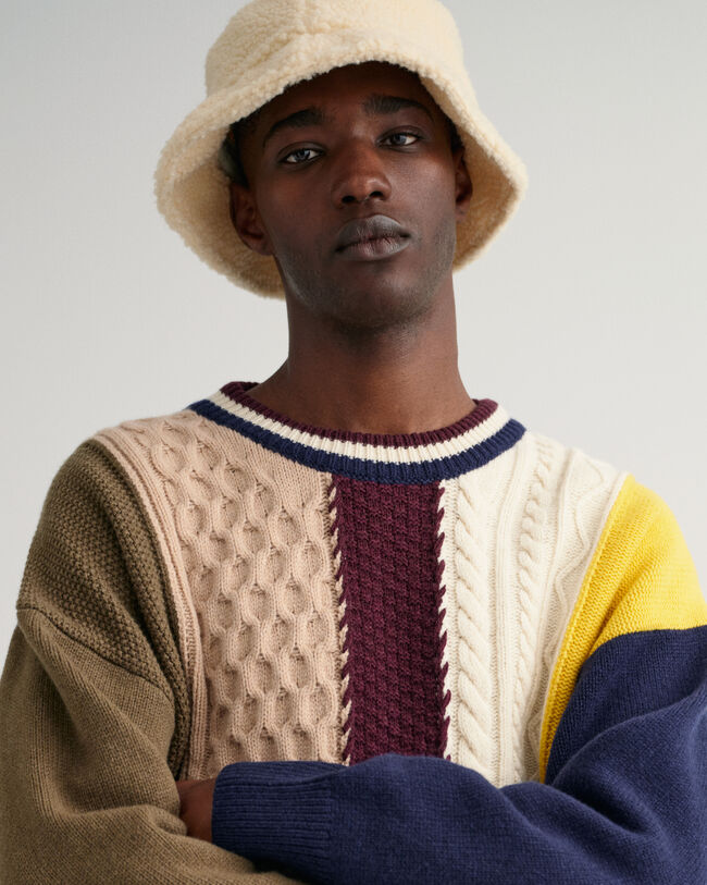 Crewneck sweater med patched kabelstrik