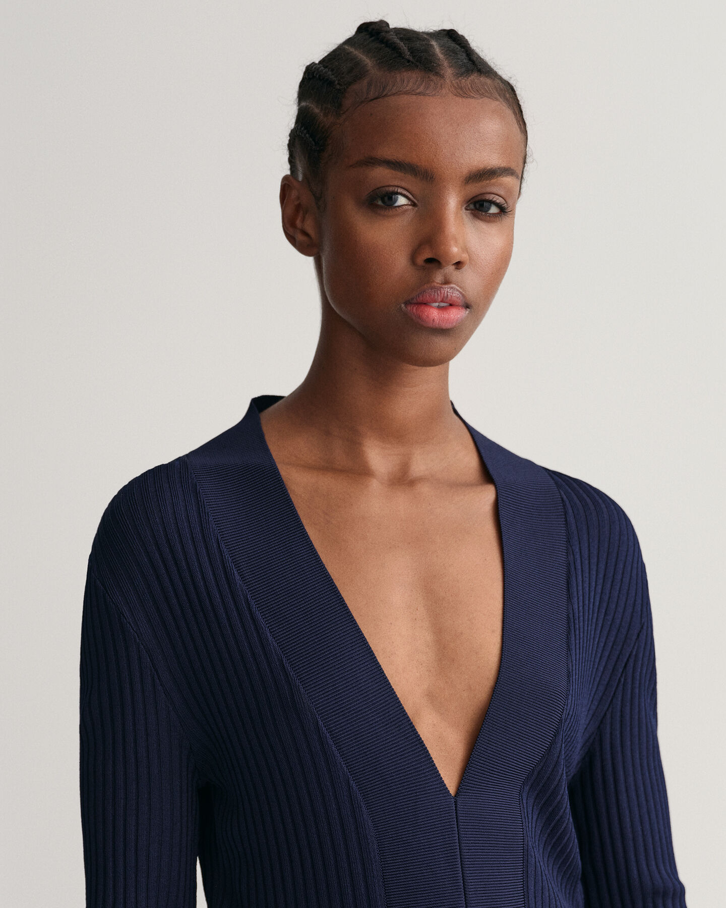 Ribstrikket top med V-hals og lange &aelig;rmer