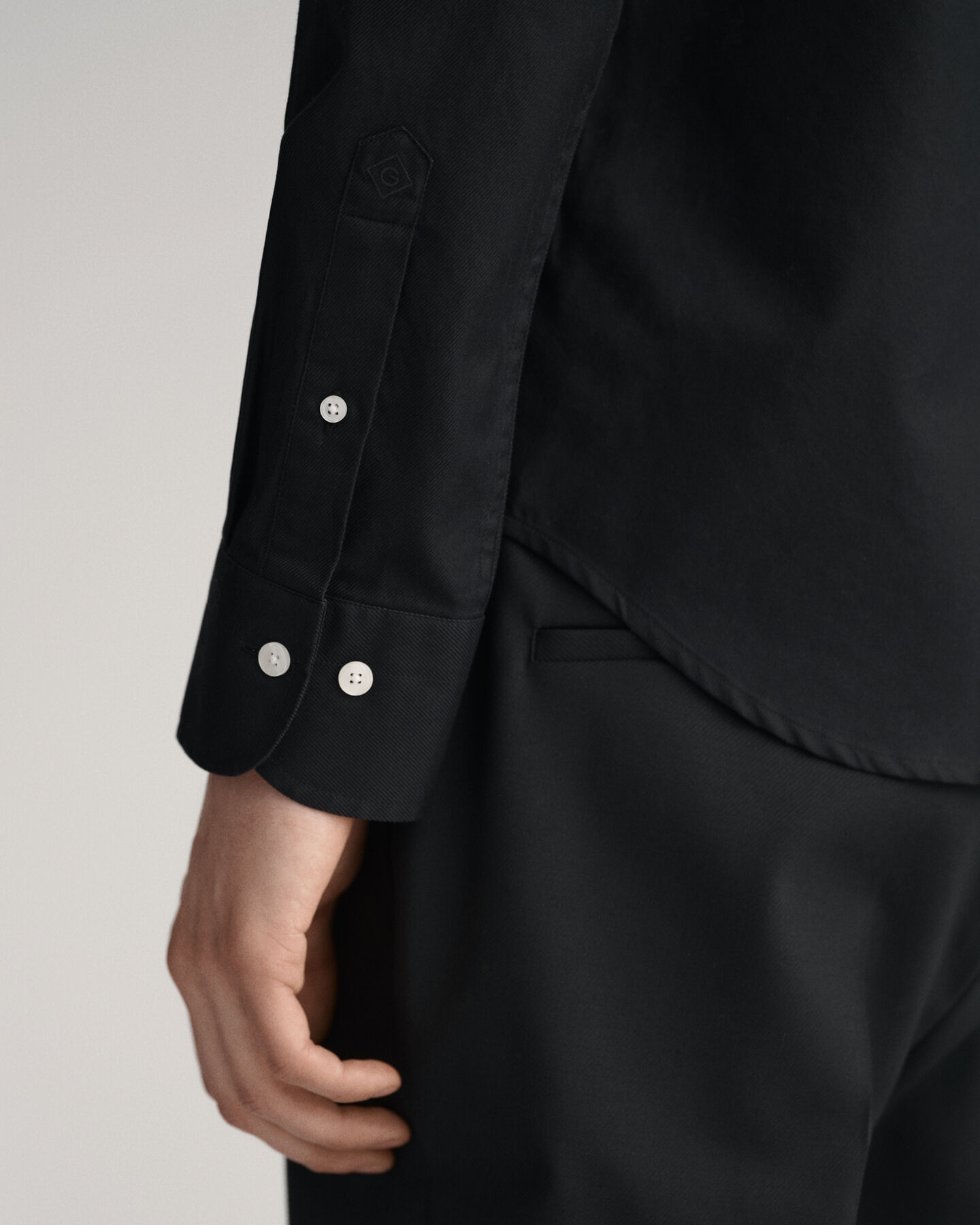 Slim fit ensfarvet skjorte af twill