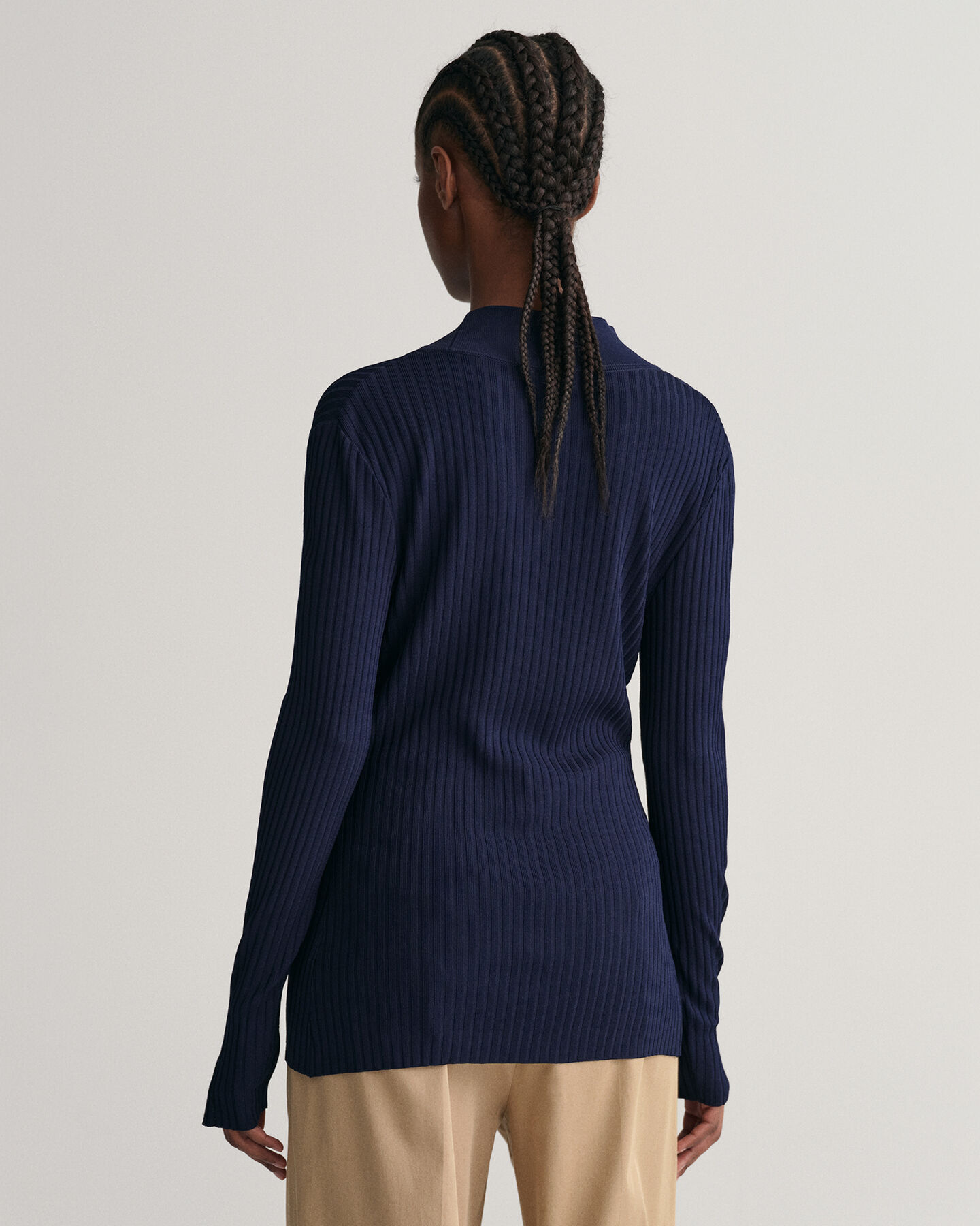 Ribstrikket top med V-hals og lange &aelig;rmer