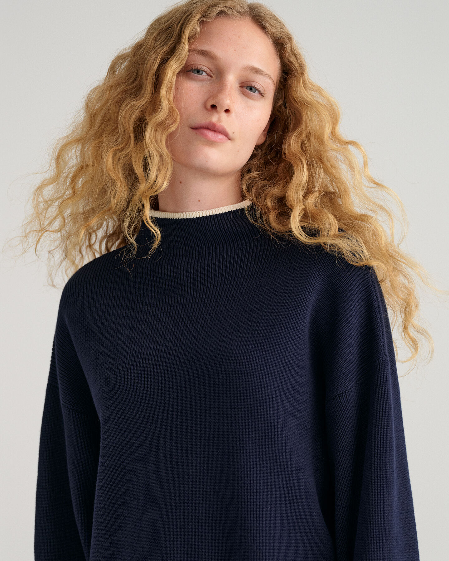 Ribstrikket sweater med mock-neck