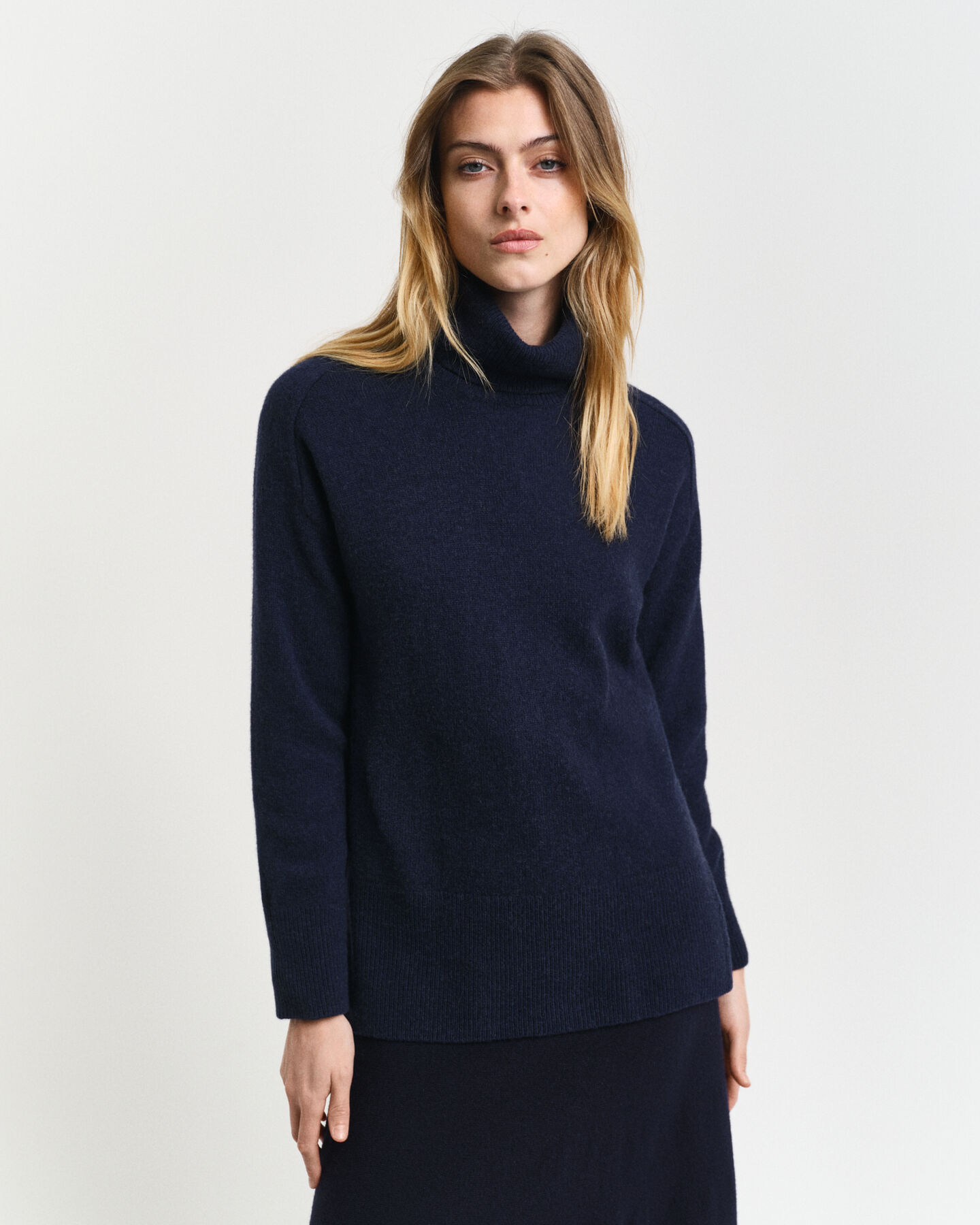 Sweater med rullekrave og sildebensmønstrede detaljer