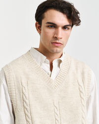 Kabelstrikket vest med V-hals