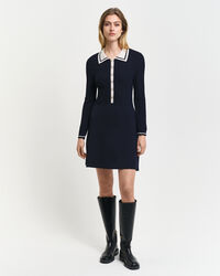 Kontrastfarvet ribstrikket kjole