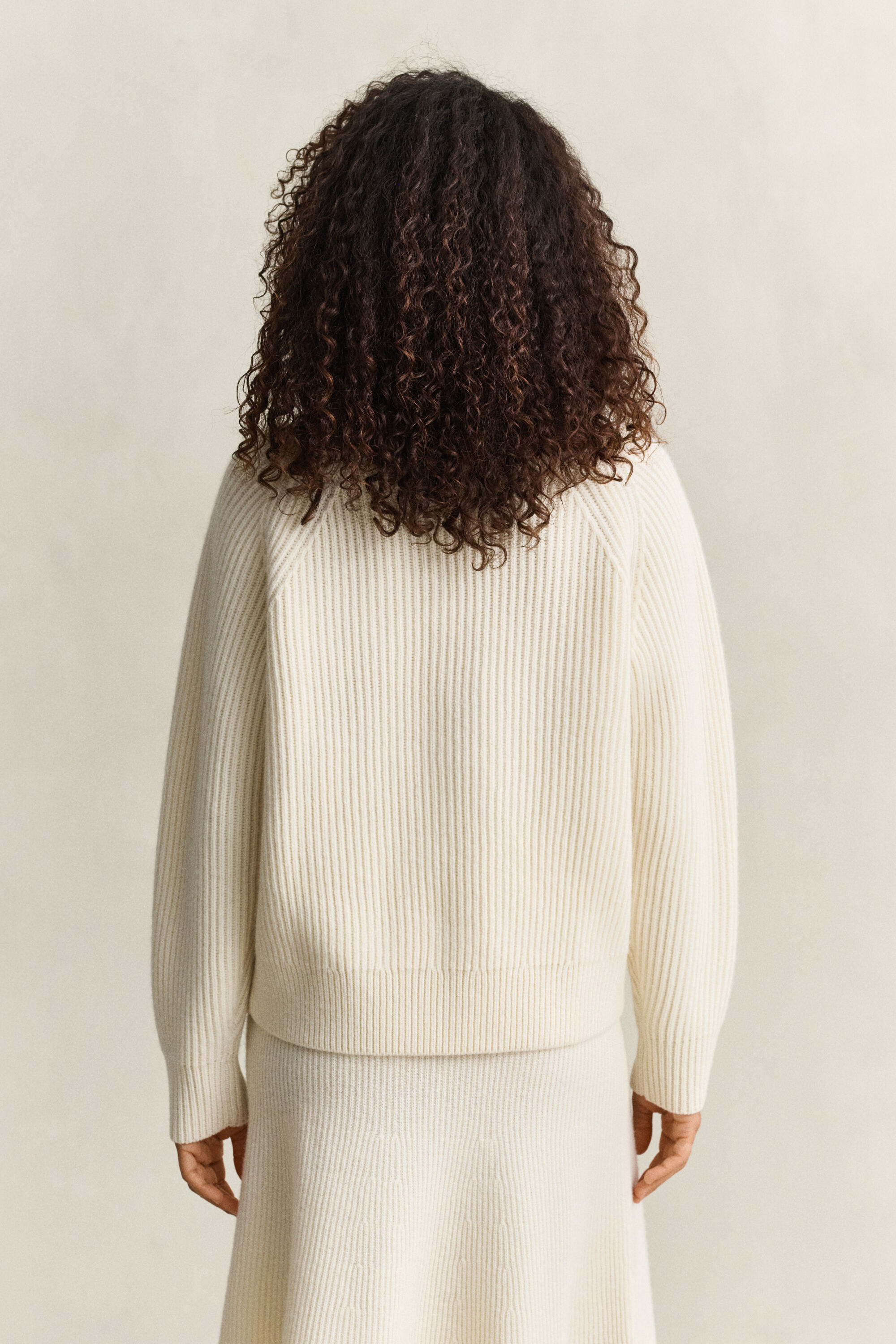 Sweater i lammeuld med knapper