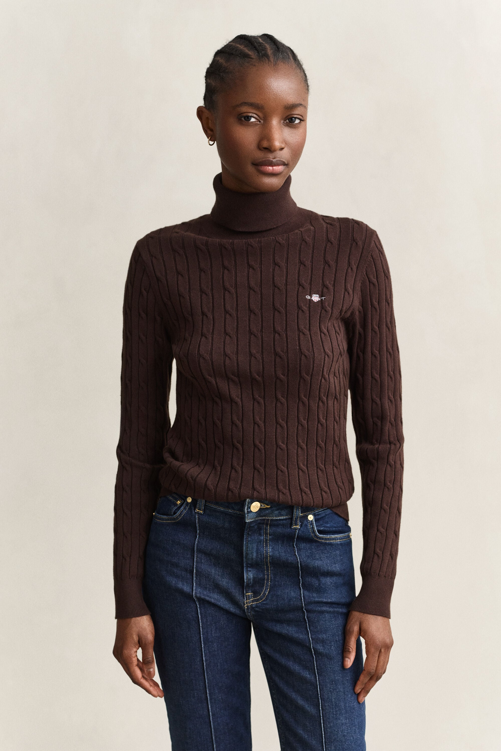 Kabelstrikket sweater af strækbomuld med rullekrave