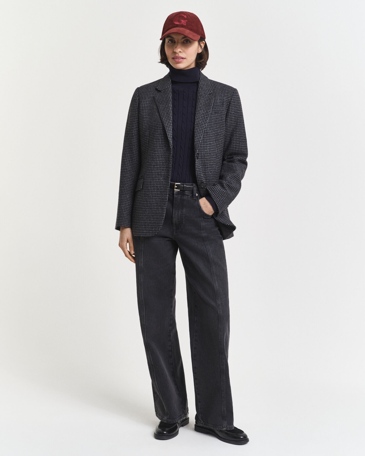 Kabelstrikket sweater af strækbomuld med rullekrave