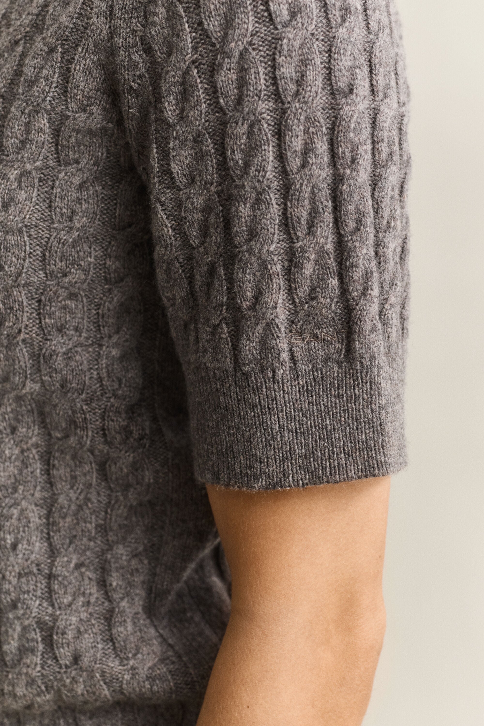 Kabelstrikket sweater i uld og kashmir med korte ærmer