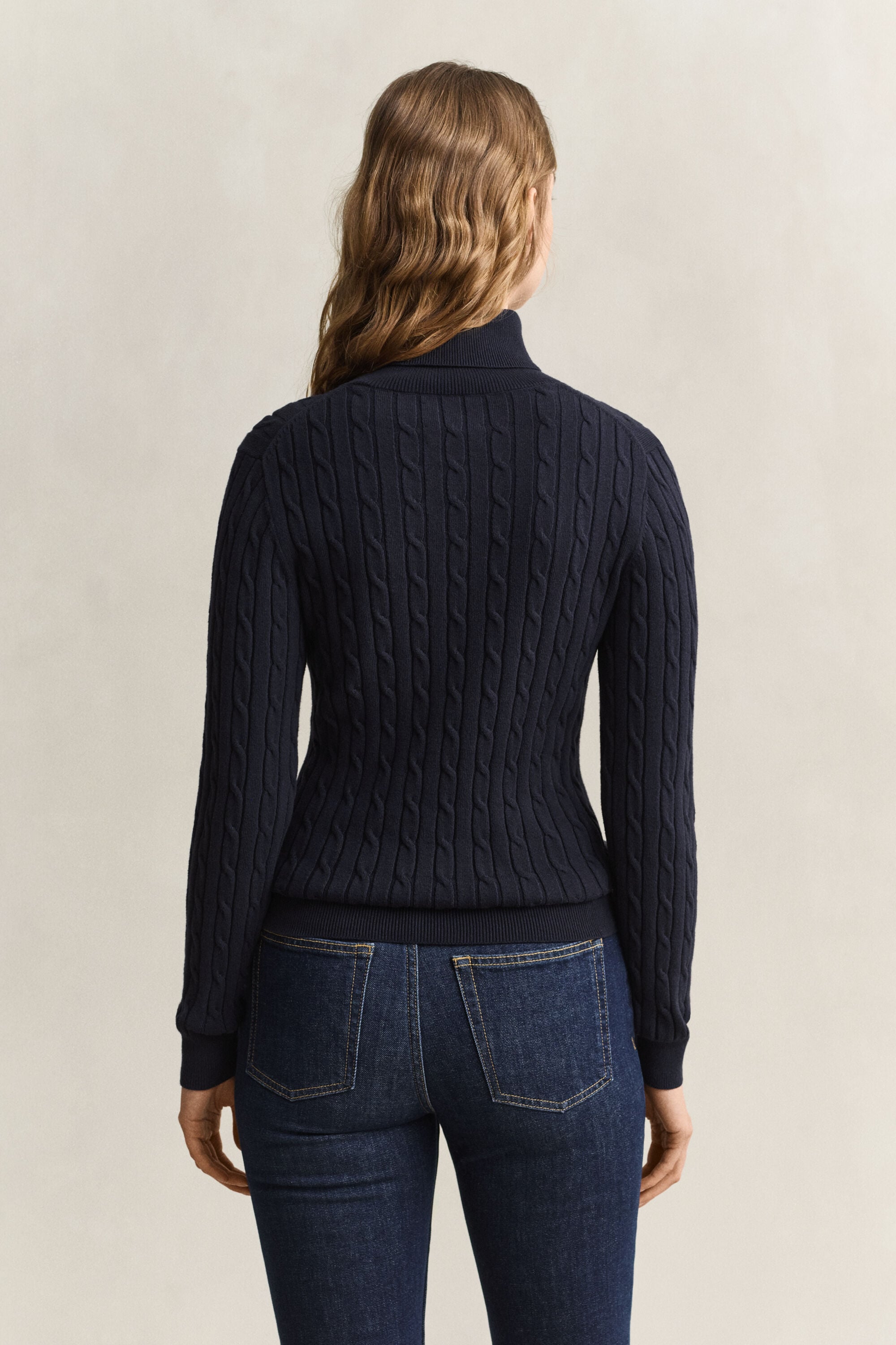 Kabelstrikket sweater af strækbomuld med rullekrave