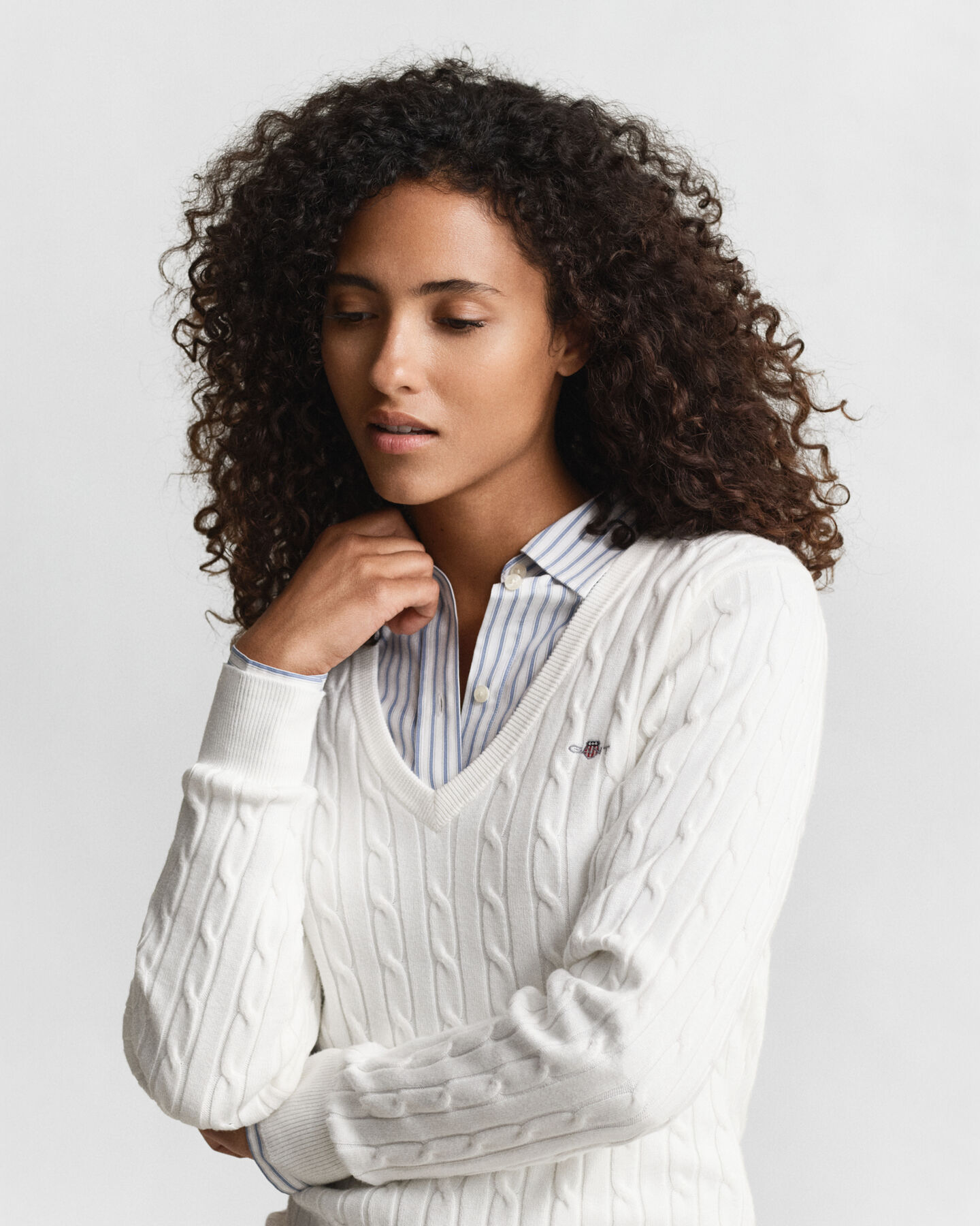 Kabelstrikket sweater af strækbomuld med V-hals