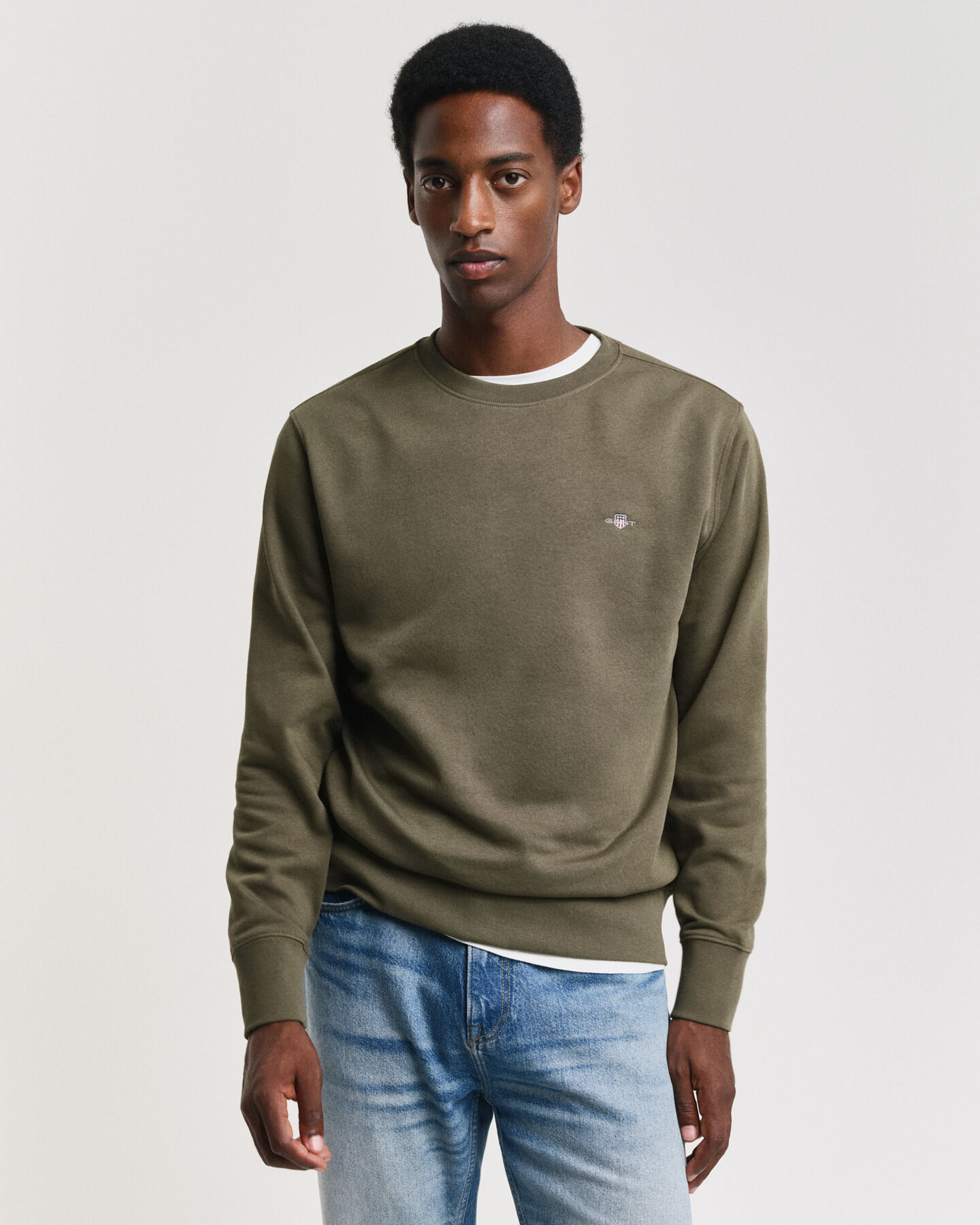 Seasonal Essential broderet Archive Shield sweatshirt med crewneck
