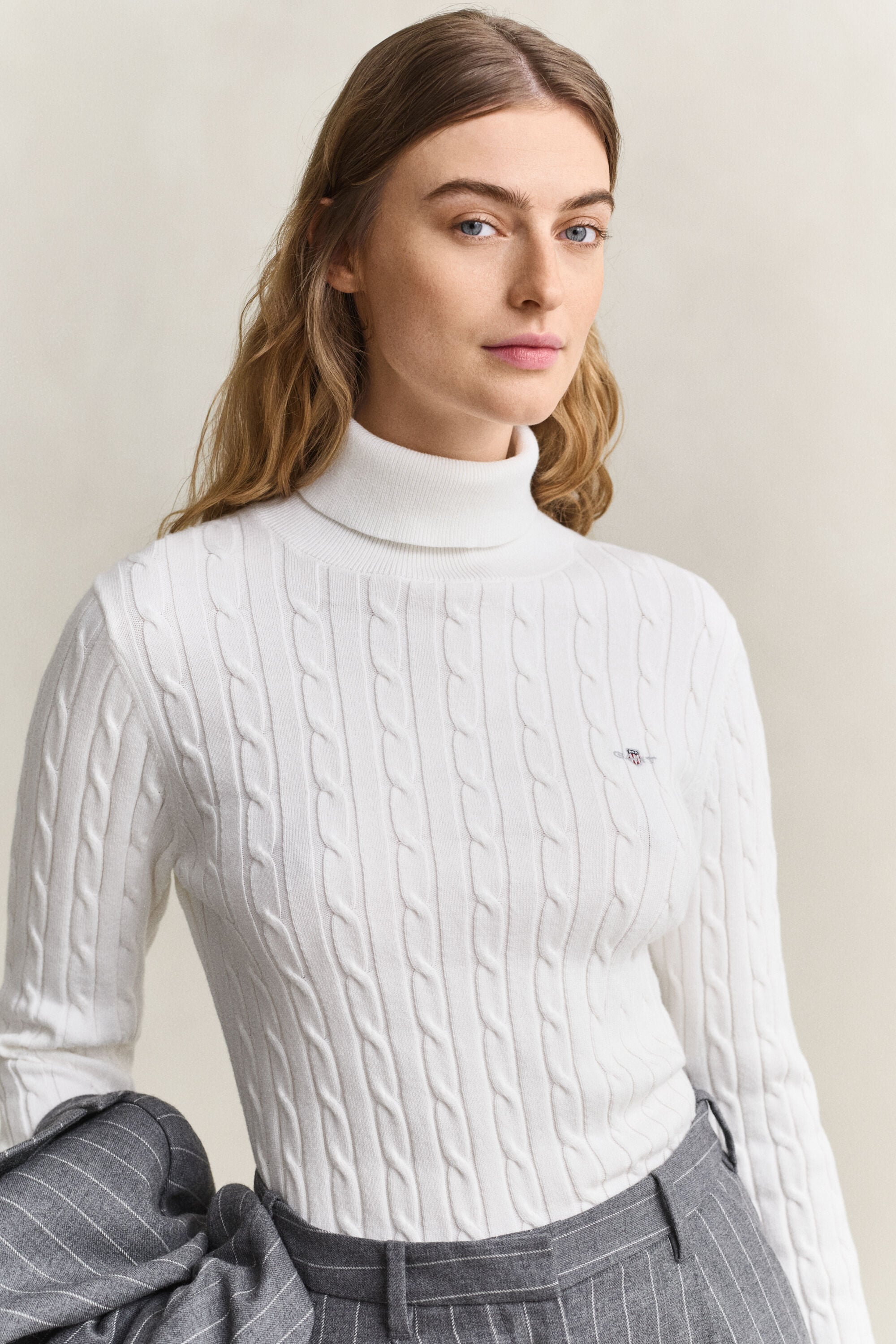 Kabelstrikket sweater af strækbomuld med rullekrave