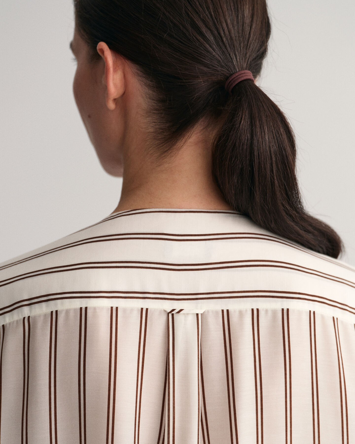 Stribet kaftan med V-hals