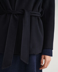 Håndsyet blazer med bælte