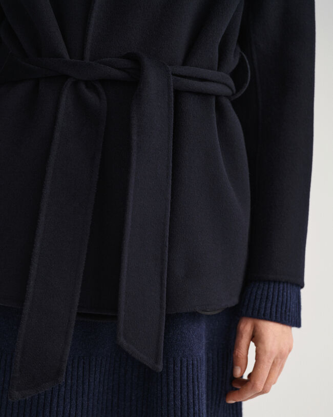 Håndsyet blazer med bælte