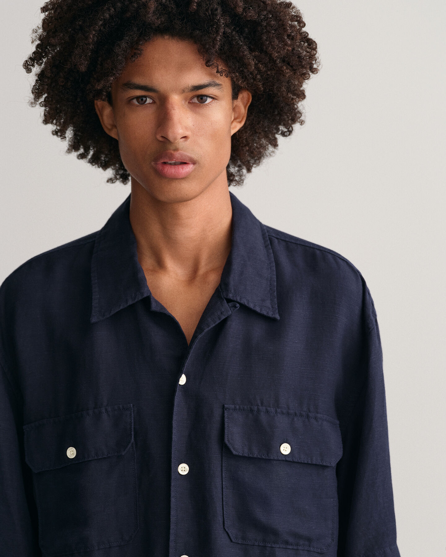 Relaxed fit skjorte af h&oslash;r og lyocell og korte &aelig;rmer